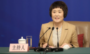 在损失400多万元后，该男子出售假面具骗取了260多万元。