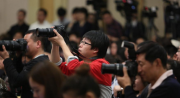 该名男子认为手术不成功，并在离开医院后利用黑暗砸碎医院门口的石块。