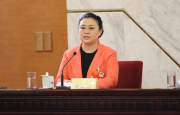 那人看到汽车撞倒了孩子，但没有及时提醒孩子被压死。